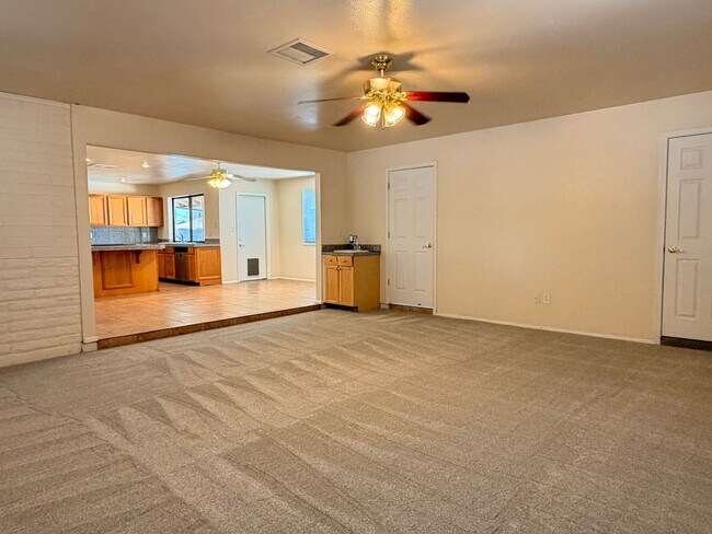 Building Photo - 718 E Manhatton Dr