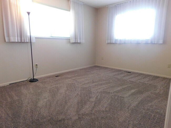Building Photo - Vintage 70's Unit Available
