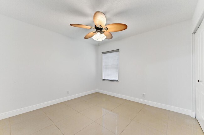Building Photo - 5421 Helene Cir