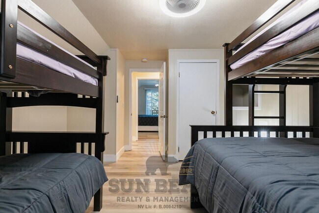 Building Photo - Bright Home in Incline!