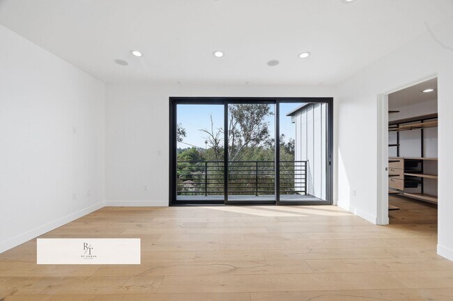 Building Photo - Luxury Modern Living with Stunning LA Skyline Views