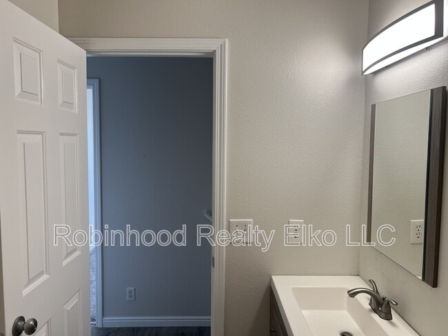 Building Photo - 1515 Glenmoor Dr