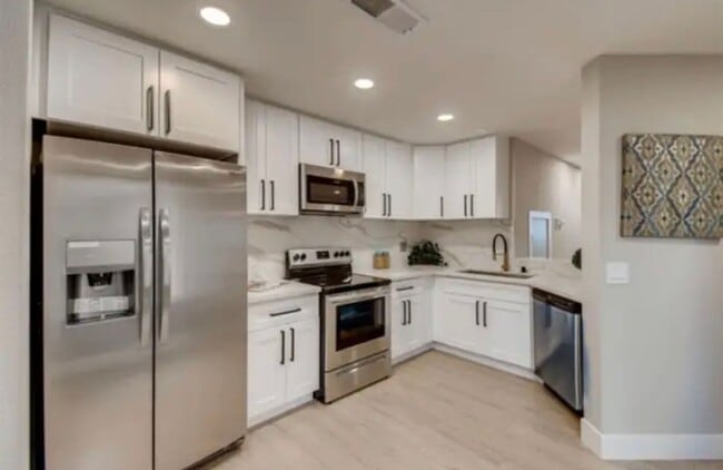 Building Photo - $3,700 - 3 Bed / 2.5 Bath Upgraded Townhome in The Knolls Community