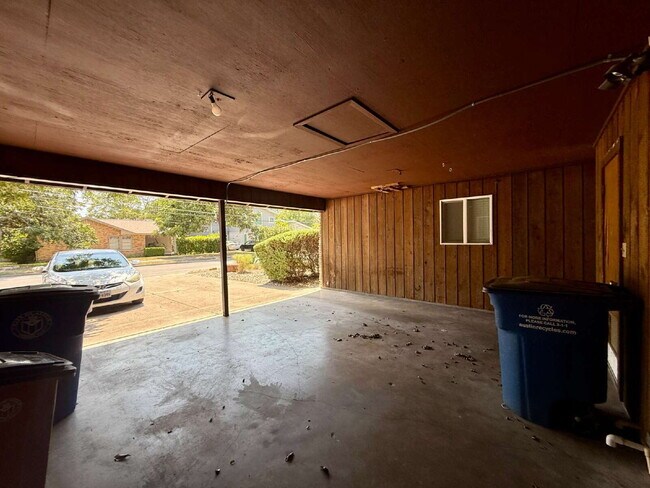 Building Photo - Updated 2-Bedroom Duplex in the Heart of C...