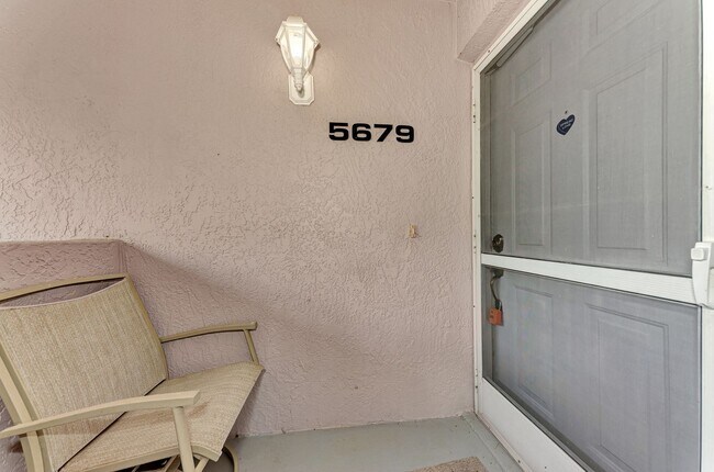 Building Photo - GEORGOUS 2 BEDROOM, 2BATHROOM, TURN KEY FU...