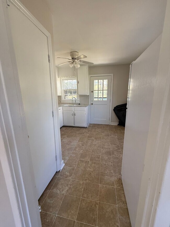 Building Photo - Charming 2 Bedroom Rental with Fresh Updates