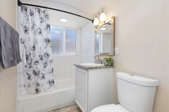 Building Photo - Spacious 1BR/1BA plus HUGE office/den!