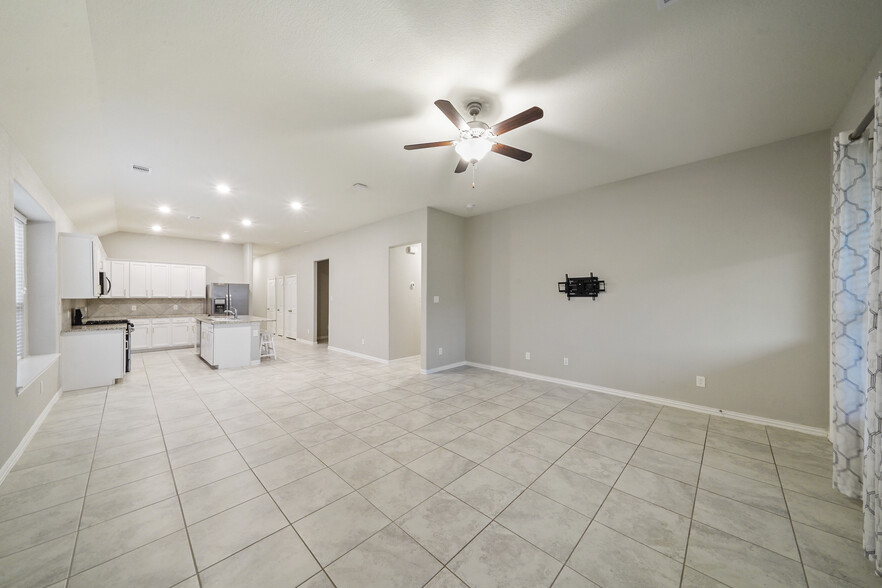 Building Photo - 27910 Augusta View Dr