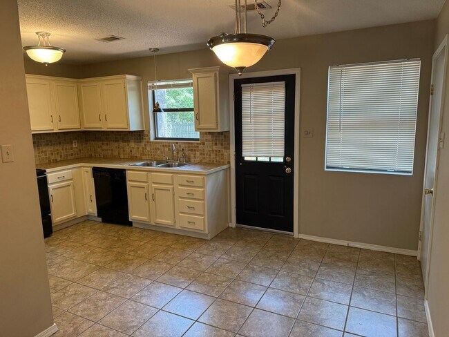 Building Photo - 127 Rolling Oaks Dr
