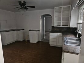 Building Photo - 824 Oak St