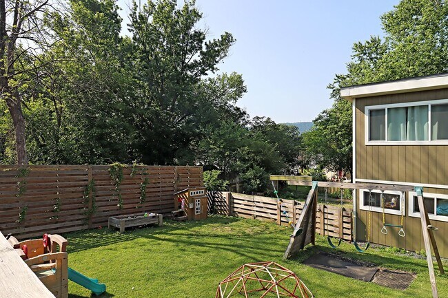 Building Photo - Charming Pet-Friendly Belmont Home With Fenced Yard