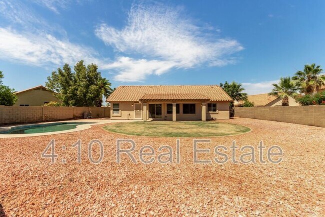 Building Photo - 2381 W Redwood Dr