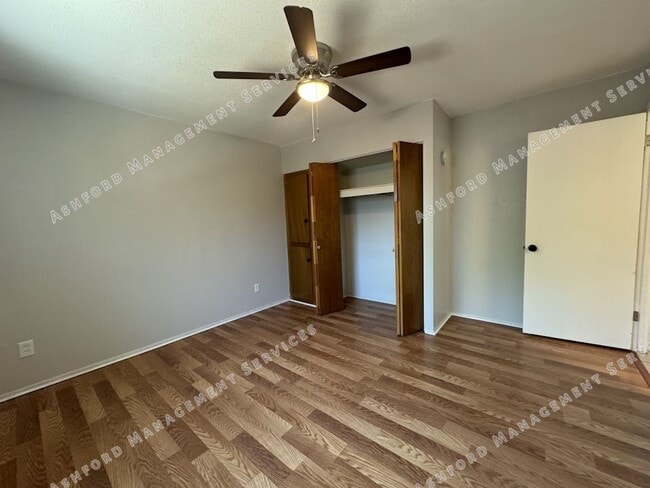 Building Photo - $1,400 Steal! Cozy 2-Bedroom Home in the H...