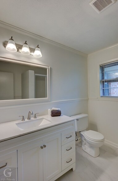 Building Photo - 9478 Poinsettia Dr