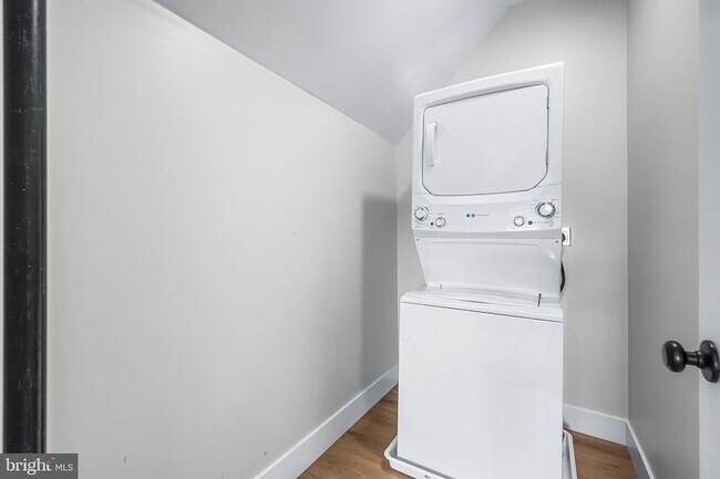 Building Photo - 320 W King St