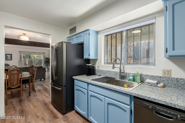 Building Photo - 4254 E La Cienega Dr