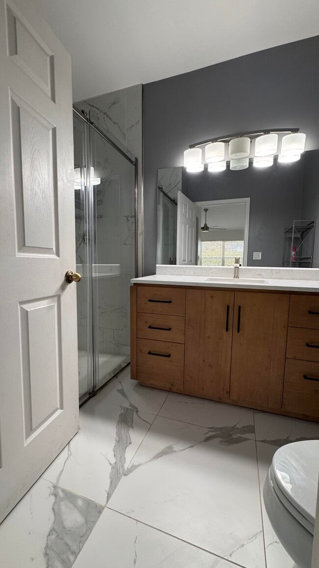 Building Photo - 6422 Park Lake Cir