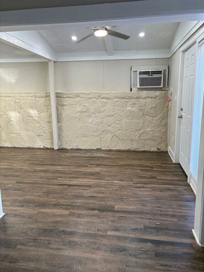 Building Photo - Downstairs Unit Ready for Move-in~ Spacious one Bedroom & one Bath   ((New Vinyl Plank Flooring i...
