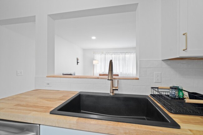 Building Photo - 1105 Julienne Dr