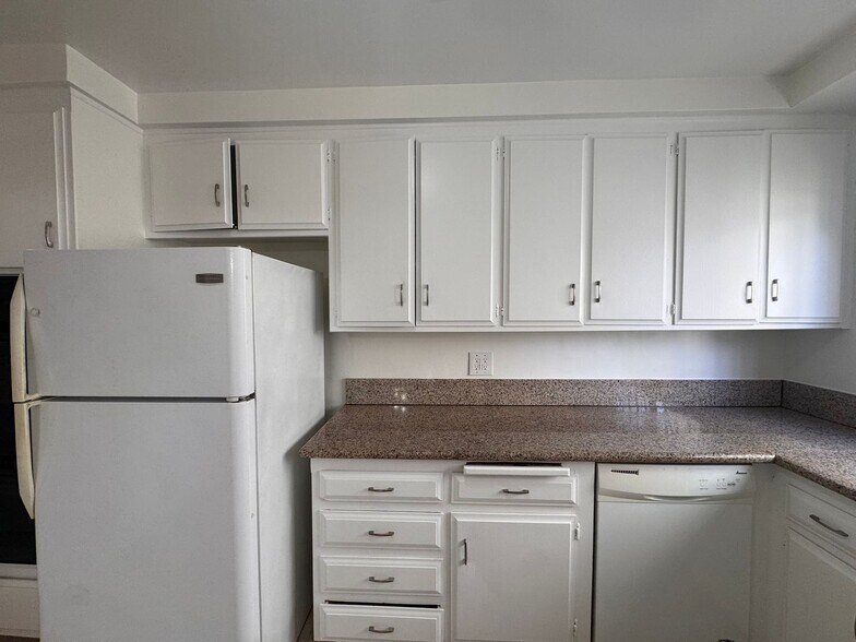 Building Photo - 1065 S Holt Ave