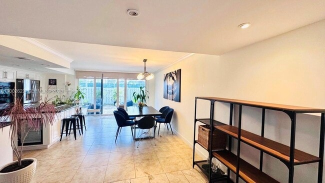 Building Photo - 903 NE 27th Ave