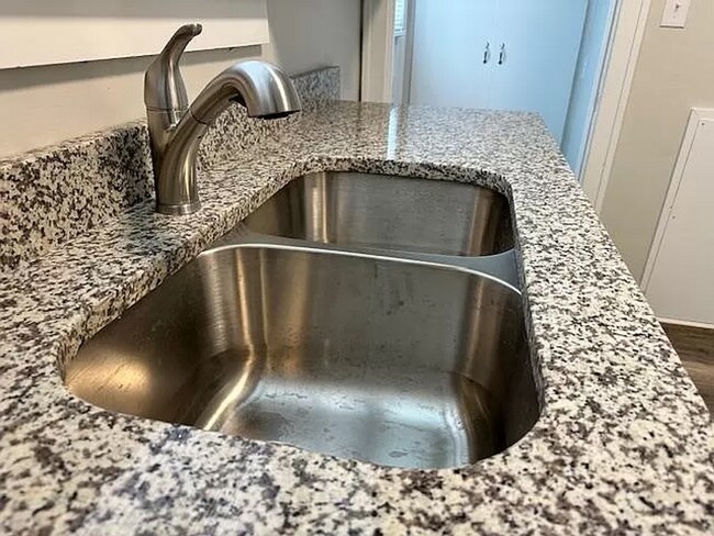Building Photo - Stunning 3 Bed 1 Bath In Quiet Neighborhood