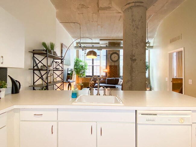 Building Photo - 17 N Loomis St