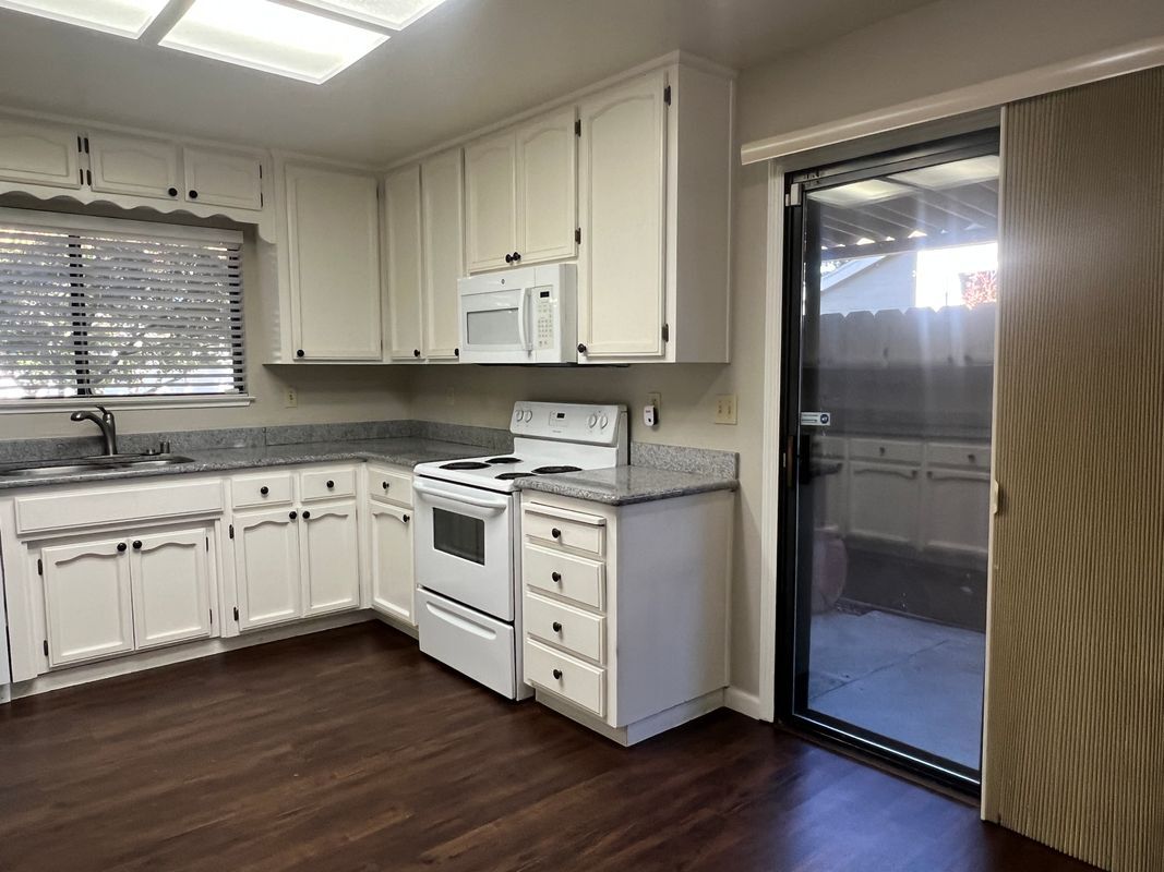 Building Photo - 2520 Beatrice Ln