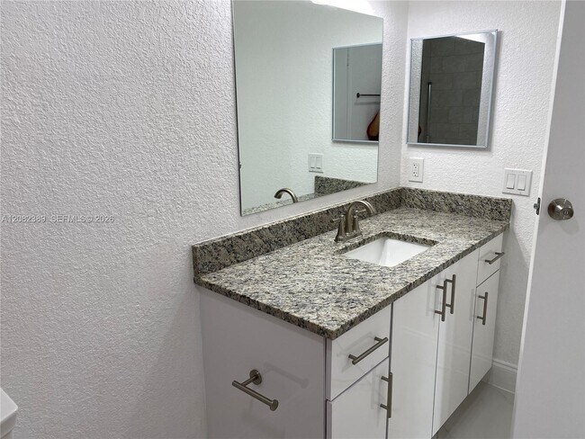 Building Photo - 733 Riverside Dr