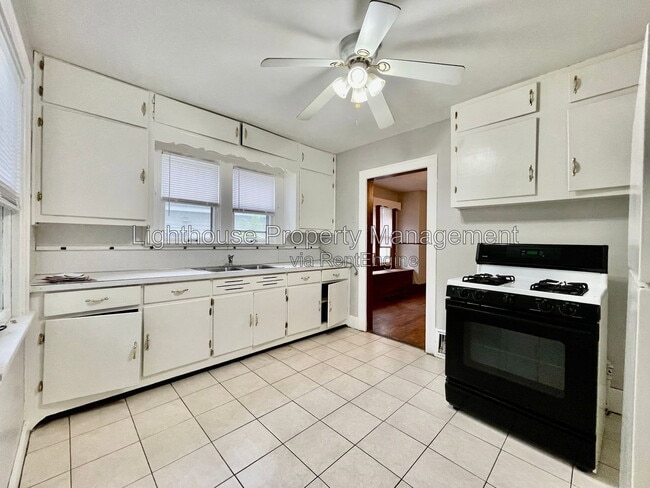 Building Photo - 839 W Larch Ave