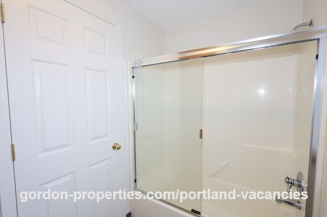 Building Photo - SE 73rd Ave - 3 bedroom townhouse in Mt Scott-Arleta neighborhood