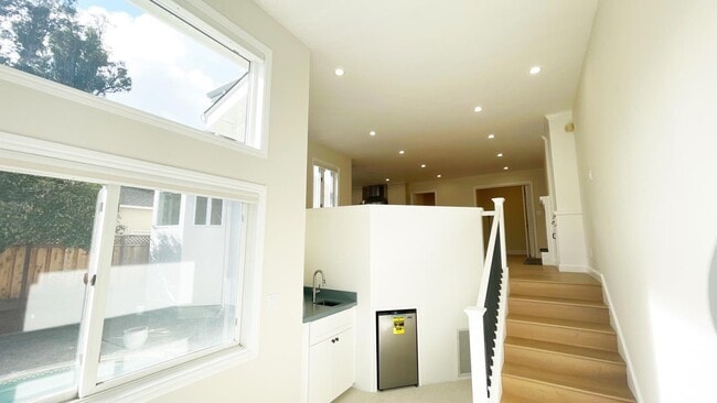 Building Photo - 1911 Easton Dr