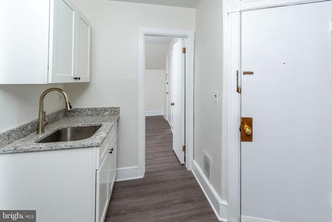 Building Photo - 24 Bank St