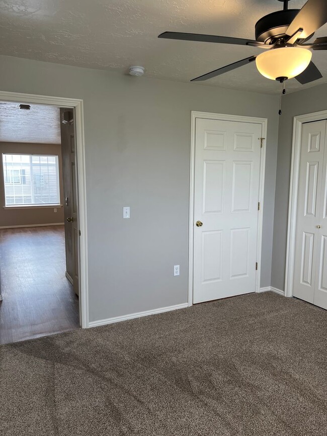 Building Photo - BEAUTIFUL 2 Bed 1 bath Continental condo w...