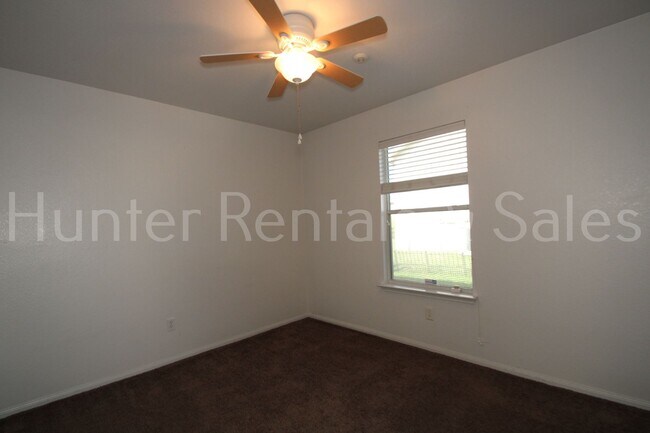 Building Photo - 505 Vega Ln