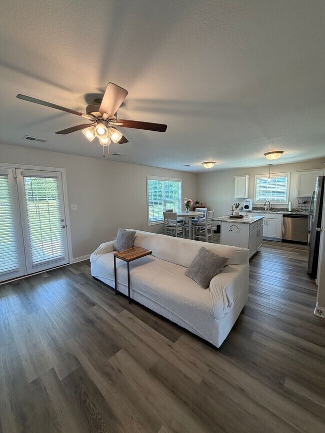 Building Photo - 3 Bedroom 2 1/2 Bath Home For Rent Near Post!
