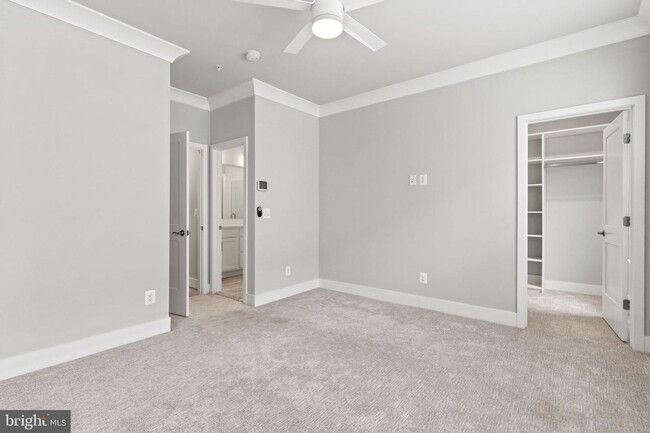 Building Photo - This beautiful modern 3 bed 4 1/2 bath tow...
