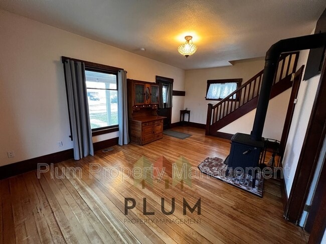 Building Photo - 208 Cedar St