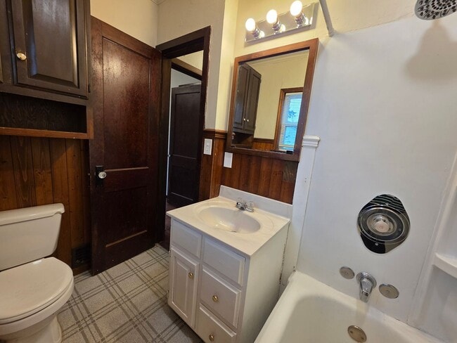 Building Photo - Charming 2 Bedroom 1 Bath Single Family Home-Available Now!