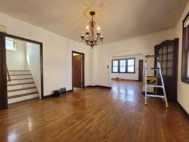 Primary Photo - 603 E Potter Ave