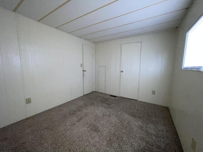 Building Photo - 2 bed 2 bath close to the river.