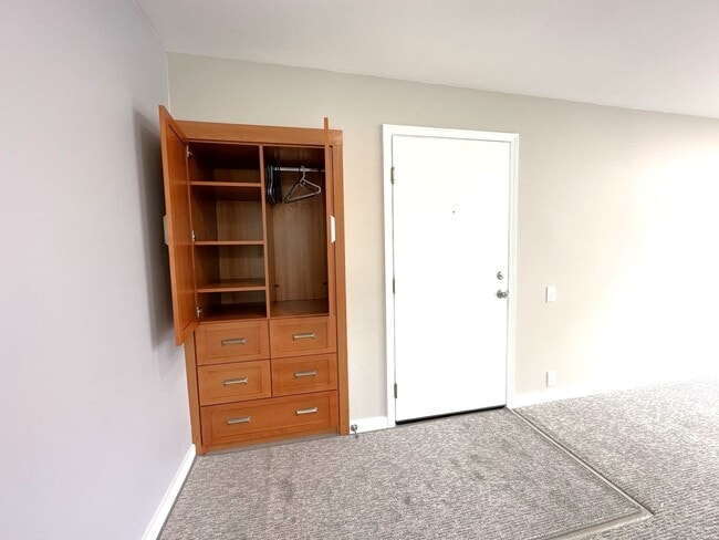Building Photo - EPIC REA: Bright 1bd/1ba Condo with Washer/Dryer in unit and Parking!