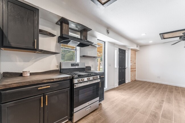 Building Photo - Newly Updated- Ready for you!