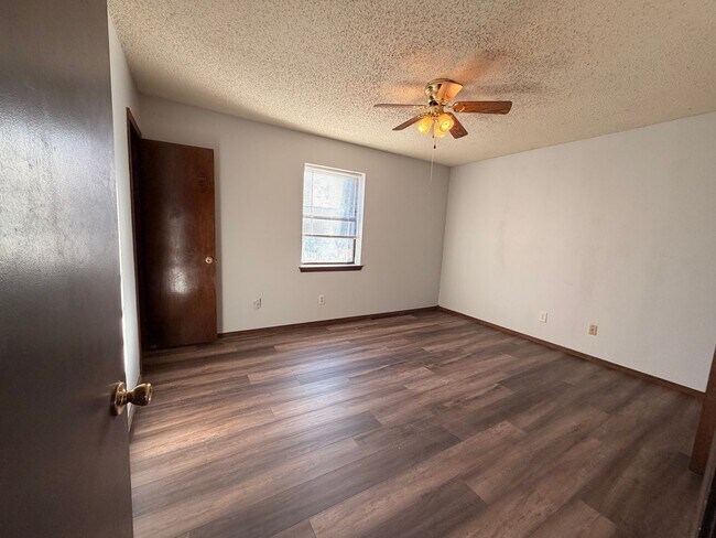 Building Photo - Welcome to your new home in the heart of Russellville, AR!