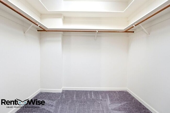 Building Photo - 555 Laurel Ave