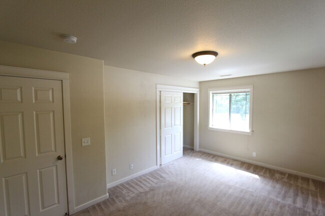 Building Photo - Spacious 3BR home Near NAU | New Carpet + Parking for 3 Vehicles