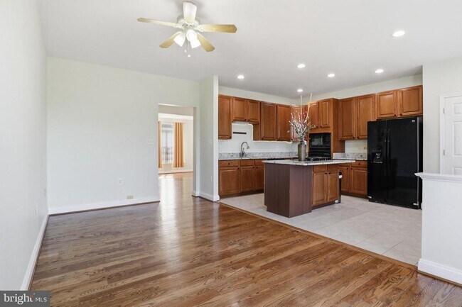 Building Photo - 915 Buttonwood Terrace NE