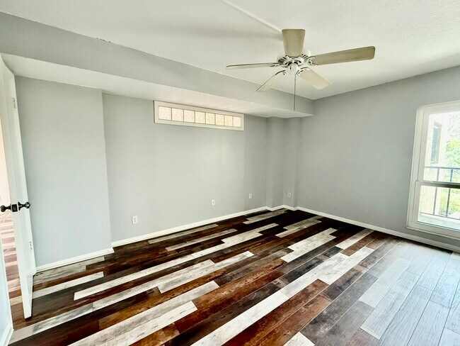 Building Photo - 2800 Cove Cay Dr
