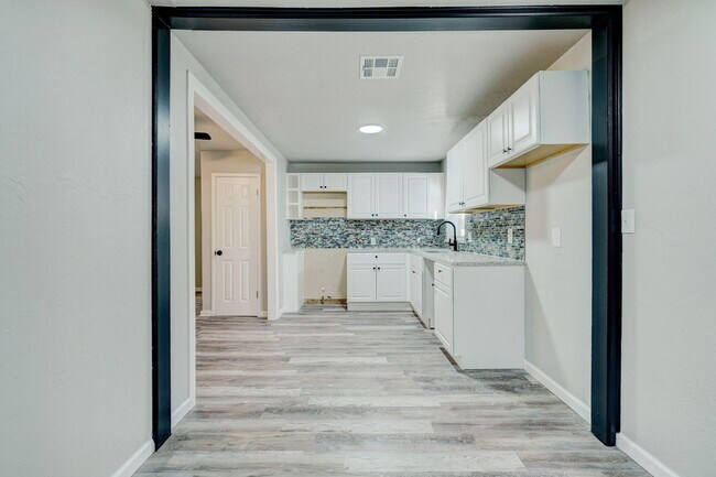 Building Photo - Move-In Ready! Beautifully Updated Home with Easy I-40 Access!