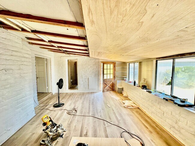 Building Photo - Fully Renovated West Fresno 4/2